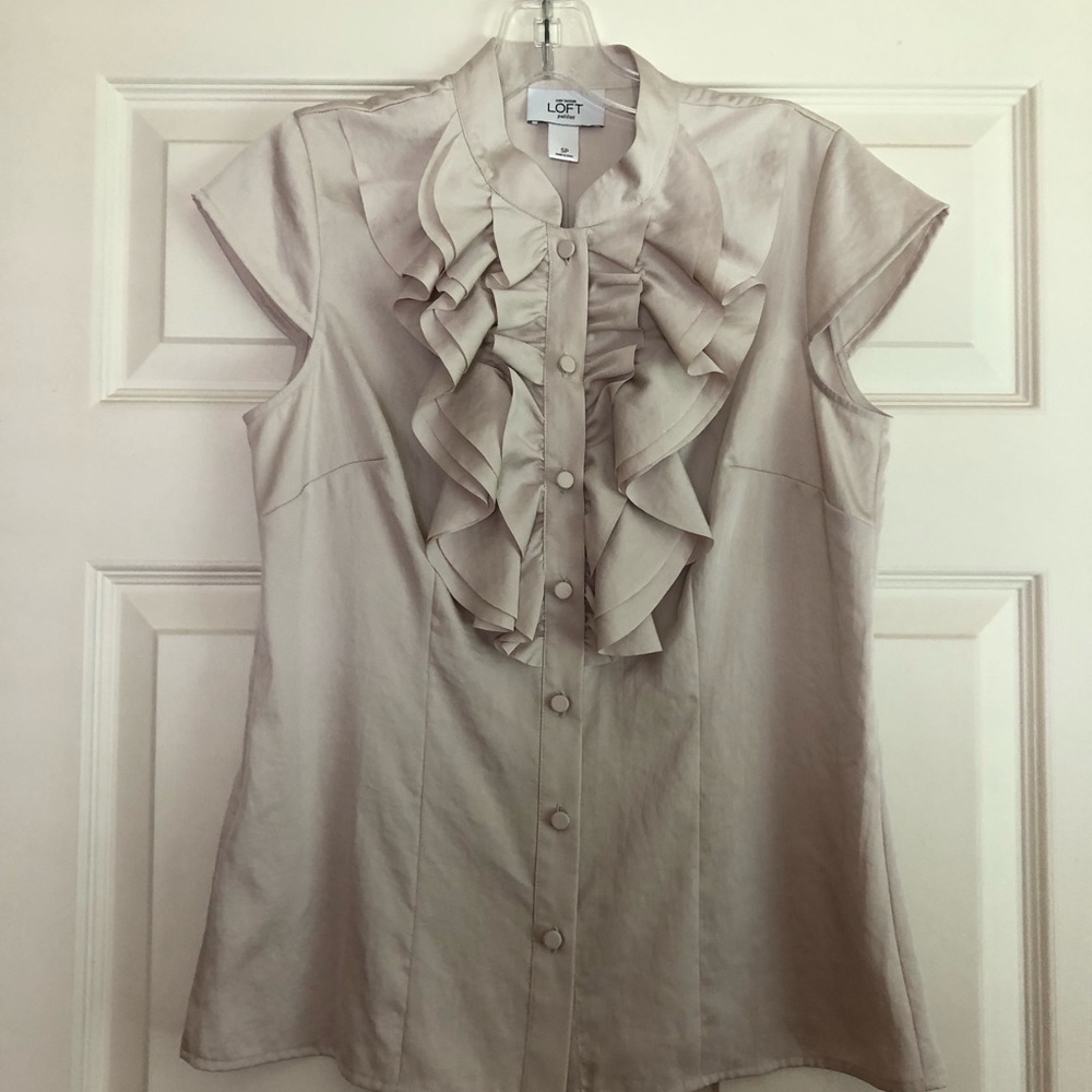 Adorable cap sleeve button up top. Brand new